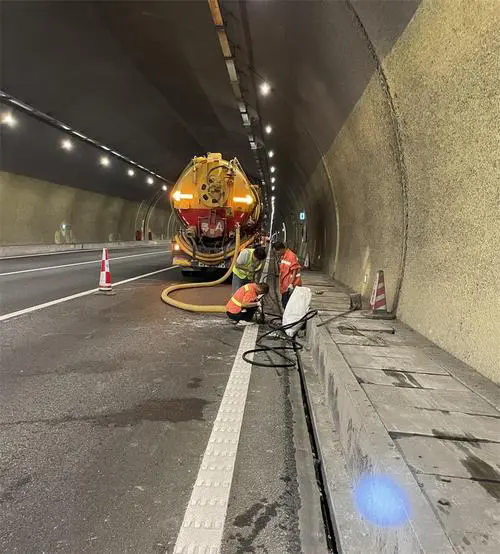 德格隧道排水渠清淤